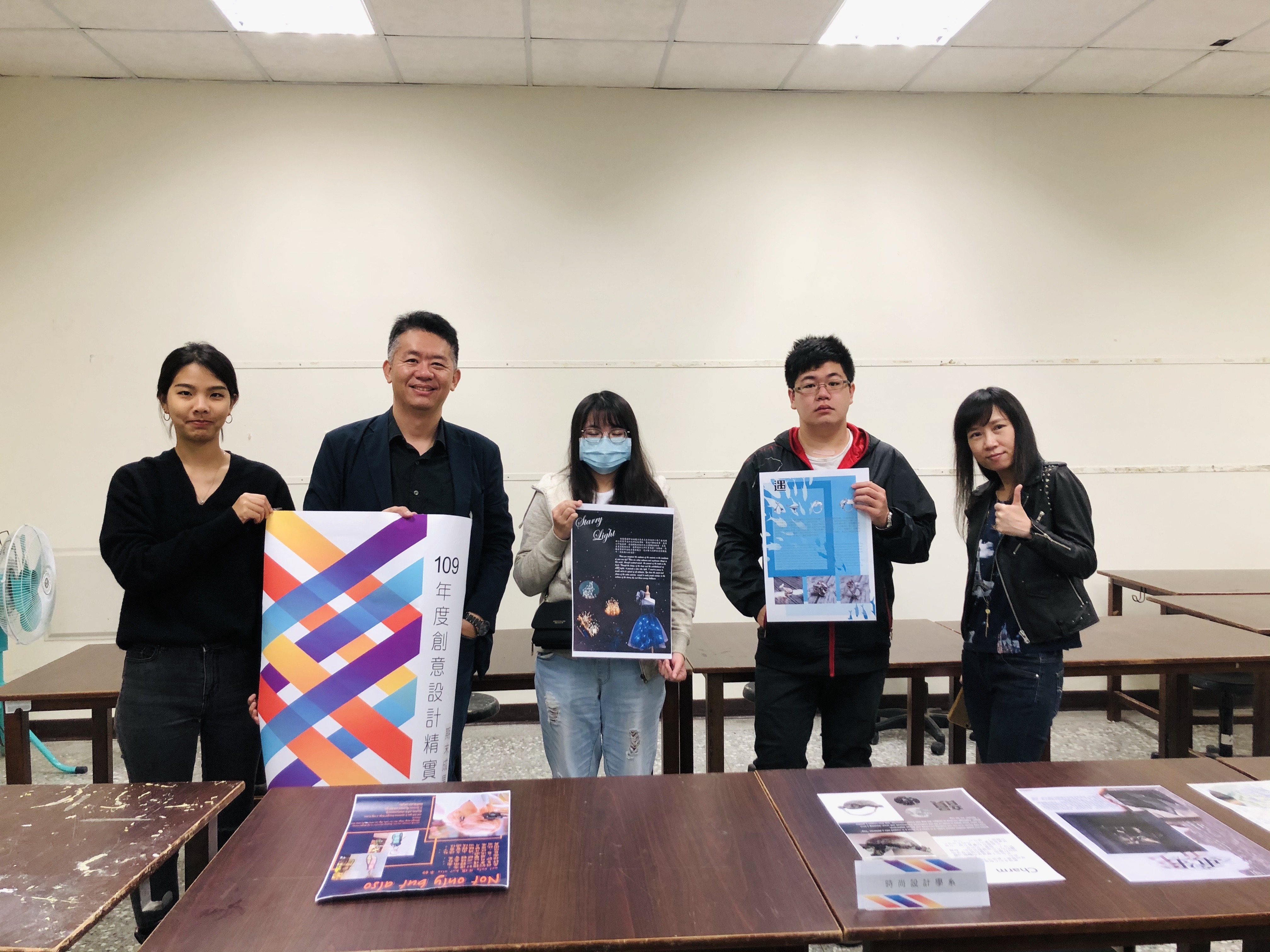 亚大创意设计暨发明中心主任林信宏(左二)与时尚系老师黄明媛(左五)和精实班学生合照。