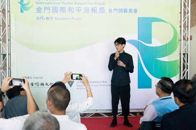视传系王鼎钧同学到金门发表得奖感言！